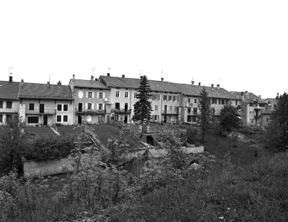 Façades postérieures des maisons et immeubles bordant la rue principale du village. © Région Bourgogne-Franche-Comté, Inventaire du patrimoine