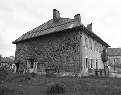 Face gauche. © Région Bourgogne-Franche-Comté, Inventaire du patrimoine Face gauche. © Région Bourgogne-Franche-Comté, Inventaire du patrimoine