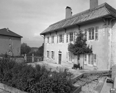Façade antérieure vue de trois quarts droit. © Région Bourgogne-Franche-Comté, Inventaire du patrimoine Façade antérieure vue de trois quarts droit. © Région Bourgogne-Franche-Comté, Inventaire du patrimoine