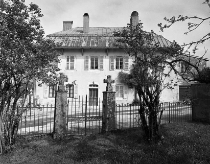 Façade antérieure vue depuis le jardin. © Région Bourgogne-Franche-Comté, Inventaire du patrimoine Façade antérieure vue depuis le jardin. © Région Bourgogne-Franche-Comté, Inventaire du patrimoine