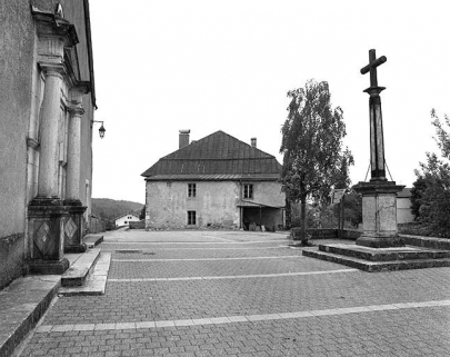 Face droite vue depuis le parvis de l'église. © Région Bourgogne-Franche-Comté, Inventaire du patrimoine Face droite vue depuis le parvis de l'église. © Région Bourgogne-Franche-Comté, Inventaire du patrimoine