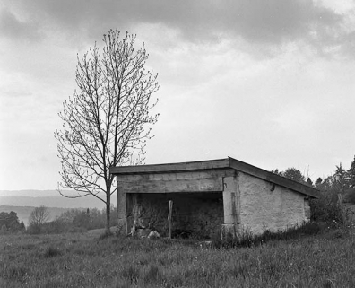 Appentis abritant un abreuvoir à proximité de la ferme. © Région Bourgogne-Franche-Comté, Inventaire du patrimoine Appentis abritant un abreuvoir à proximité de la ferme. © Région Bourgogne-Franche-Comté, Inventaire du patrimoine