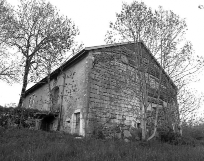 Façade postérieure et face gauche vues de trois quarts. © Région Bourgogne-Franche-Comté, Inventaire du patrimoine Façade postérieure et face gauche vues de trois quarts. © Région Bourgogne-Franche-Comté, Inventaire du patrimoine