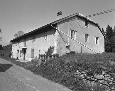 Façade antérieure et face droite. © Région Bourgogne-Franche-Comté, Inventaire du patrimoine