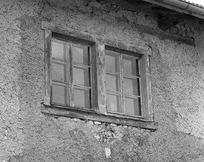 Fenêtre double sur la façade postérieure. © Région Bourgogne-Franche-Comté, Inventaire du patrimoine Fenêtre double sur la façade postérieure. © Région Bourgogne-Franche-Comté, Inventaire du patrimoine