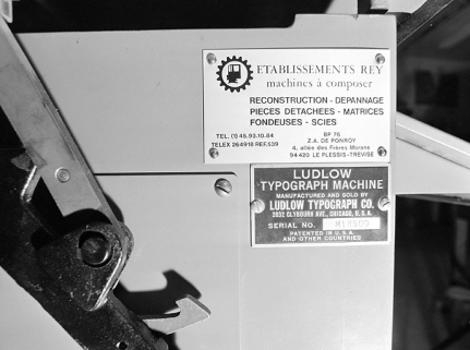 Plaques du constructeur et du revendeur. © Région Bourgogne-Franche-Comté, Inventaire du patrimoine