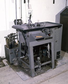 Vue d'ensemble, de trois quarts gauche. Système de refroidissement visible à l'arrière, à gauche. © Région Bourgogne-Franche-Comté, Inventaire du patrimoine