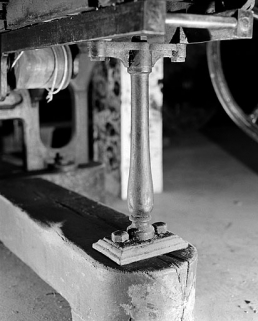 Détail du pied soutenant les rails du chariot. © Région Bourgogne-Franche-Comté, Inventaire du patrimoine