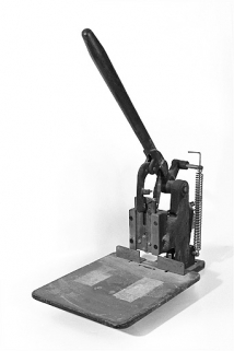 Deuxième agrafeuse : agrafeuse à plat. © Région Bourgogne-Franche-Comté, Inventaire du patrimoine