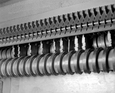 Vis d'entraînement et de distribution des matrices dans le magasin. En bas, extrémité des canaux du magasin. © Région Bourgogne-Franche-Comté, Inventaire du patrimoine