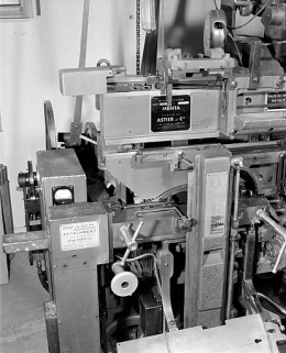Plaques de constructeur, dans la zone du clichage. La roue-moule est accessible en abaissant la façade avant (partie inférieure de la photographie). © Région Bourgogne-Franche-Comté, Inventaire du patrimoine