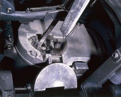 Creuset électrique avec bras du piston d'injection. En haut, extrémité du saumon d'alliage, à droite couronne dentée de la roue-moule. © Région Bourgogne-Franche-Comté, Inventaire du patrimoine