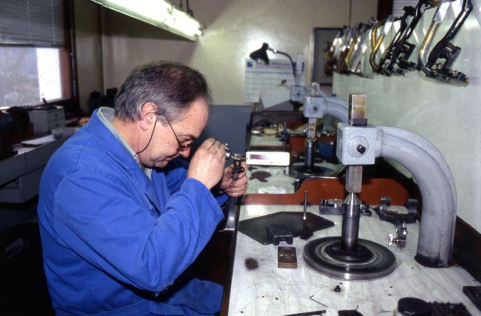 Contrôle en cours de taille d'un diamant. © Région Bourgogne-Franche-Comté, Inventaire du patrimoine