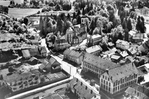 Morvillars (T. de B.) - Vue générale aérienne - L'église et les usines. © Région Bourgogne-Franche-Comté, Inventaire du patrimoine Morvillars (T. de B.) - Vue générale aérienne - L'église et les usines. © Région Bourgogne-Franche-Comté, Inventaire du patrimoine