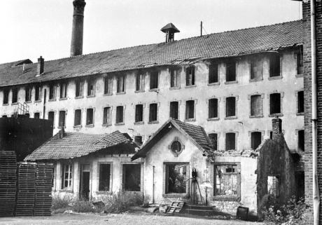 Façade de l'ancienne tuilerie et des bureaux (ruinés) vers 1980. © Région Bourgogne-Franche-Comté, Inventaire du patrimoine