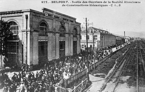 Sortie des ouvriers de la Société Alsacienne de Constructions Mécaniques. © Région Bourgogne-Franche-Comté, Inventaire du patrimoine