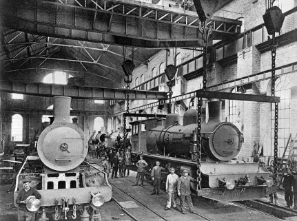 Montage des locomotives. Transport d'une locomotive finie. © Région Bourgogne-Franche-Comté, Inventaire du patrimoine