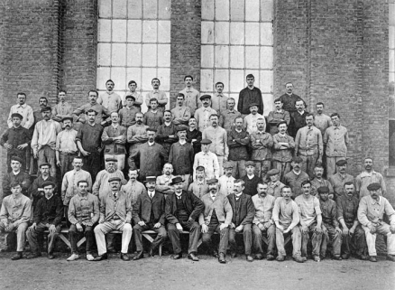 Groupe de personnel de l'atelier de grosse construction. © Région Bourgogne-Franche-Comté, Inventaire du patrimoine