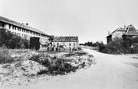 Vue d'ensemble depuis l'ouest vers 1980. © Région Bourgogne-Franche-Comté, Inventaire du patrimoine