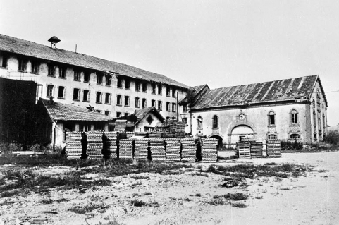 Façade de l'ancienne tuilerie et briqueterie (?) vers 1980. © Région Bourgogne-Franche-Comté, Inventaire du patrimoine