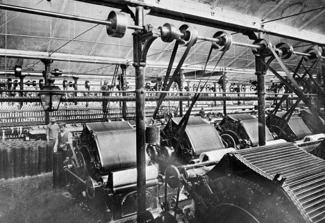 Société Anonyme de Filature et Tissage de Giromagny. Le tissage du Pont : l'atelier des caneteuses. © Région Bourgogne-Franche-Comté, Inventaire du patrimoine