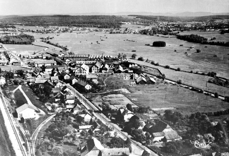 Grandvillars (T.-de-B.). Vue générale aérienne. Gare et Usines des Forges. © Région Bourgogne-Franche-Comté, Inventaire du patrimoine Grandvillars (T.-de-B.). Vue générale aérienne. Gare et Usines des Forges. © Région Bourgogne-Franche-Comté, Inventaire du patrimoine