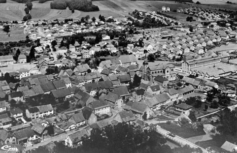 Grandvillars (T.-de-B.). La localité et les Usines du Château. Vue aérienne [l'usine dite du Château et les cités ouvrières Bellevue, Migeon, Alsacienne et des Creux]. © Région Bourgogne-Franche-Comté, Inventaire du patrimoine