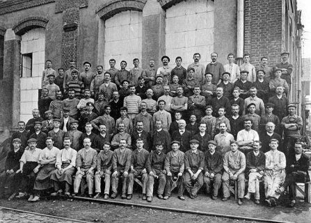 Atelier des grandes dynamos - Personnel d'outilleurs, forgerons, peintres, menuisiers et manoeuvres. © Région Bourgogne-Franche-Comté, Inventaire du patrimoine