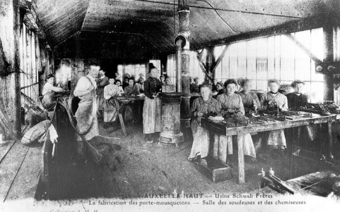Auxelles-Haut - Usines Schwab Frères. La fabrication des porte-mousquetons. Salle des soudeuses et des chemiseuses. © Région Bourgogne-Franche-Comté, Inventaire du patrimoine