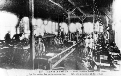 Auxelles-Haut - Usines Schwab Frères. La fabrication des porte-mousquetons. Salle des perceuses et des scieurs. © Région Bourgogne-Franche-Comté, Inventaire du patrimoine