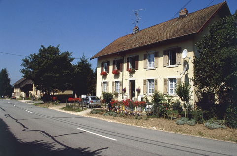 Maison à quatre logements route de Boron. © Région Bourgogne-Franche-Comté, Inventaire du patrimoine Maison à quatre logements route de Boron. © Région Bourgogne-Franche-Comté, Inventaire du patrimoine