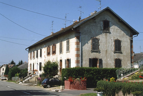 Maison à logements multiples route de Boron. © Région Bourgogne-Franche-Comté, Inventaire du patrimoine Maison à logements multiples route de Boron. © Région Bourgogne-Franche-Comté, Inventaire du patrimoine