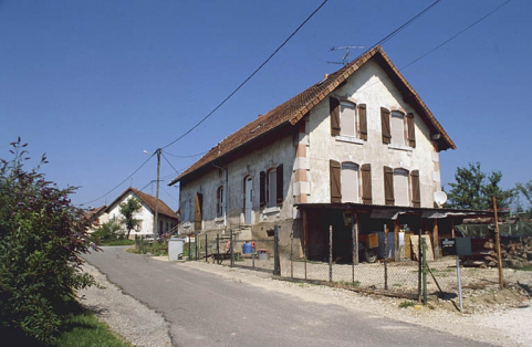 Vue de trois quarts d'une maison à deux logements. © Région Bourgogne-Franche-Comté, Inventaire du patrimoine Vue de trois quarts d'une maison à deux logements. © Région Bourgogne-Franche-Comté, Inventaire du patrimoine