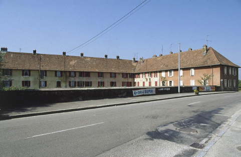 Logement ouvrier dit la Caserne depuis l'est. © Région Bourgogne-Franche-Comté, Inventaire du patrimoine Logement ouvrier dit la Caserne depuis l'est. © Région Bourgogne-Franche-Comté, Inventaire du patrimoine