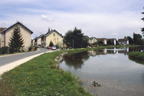Vue d'ensemble depuis l'ouest. © Région Bourgogne-Franche-Comté, Inventaire du patrimoine Vue d'ensemble depuis l'ouest. © Région Bourgogne-Franche-Comté, Inventaire du patrimoine