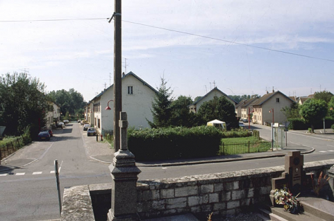 Rues de Condemaine et de Montrobert depuis le nord. © Région Bourgogne-Franche-Comté, Inventaire du patrimoine Rues de Condemaine et de Montrobert depuis le nord. © Région Bourgogne-Franche-Comté, Inventaire du patrimoine