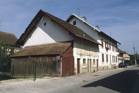 Maison à quatre logements et dépendances rue du Vieux Puits. © Région Bourgogne-Franche-Comté, Inventaire du patrimoine Maison à quatre logements et dépendances rue du Vieux Puits. © Région Bourgogne-Franche-Comté, Inventaire du patrimoine