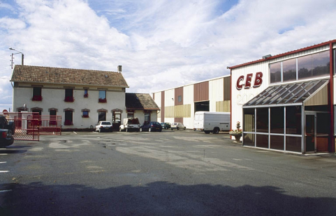 Conciergerie et façade antérieure des ateliers de fabrication. © Région Bourgogne-Franche-Comté, Inventaire du patrimoine Conciergerie et façade antérieure des ateliers de fabrication. © Région Bourgogne-Franche-Comté, Inventaire du patrimoine