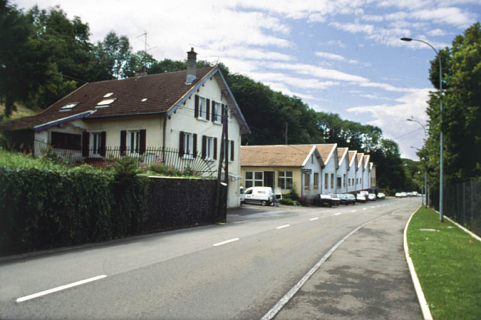 Vue d'ensemble depuis l'est. © Région Bourgogne-Franche-Comté, Inventaire du patrimoine Vue d'ensemble depuis l'est. © Région Bourgogne-Franche-Comté, Inventaire du patrimoine
