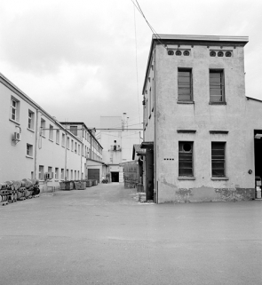 Bureau d'études (à gauche) et transformateur. © Région Bourgogne-Franche-Comté, Inventaire du patrimoine