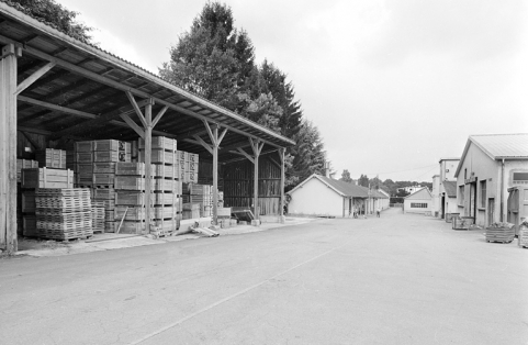 Entrepôt industriel et ateliers divers au sud. © Région Bourgogne-Franche-Comté, Inventaire du patrimoine