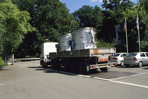 Camion chargé de deux poches d'aluminium liquide. © Région Bourgogne-Franche-Comté, Inventaire du patrimoine