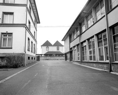 Bureaux (à gauche) et bâtiment abritant des fonctions productives et sociales (à droite). © Région Bourgogne-Franche-Comté, Inventaire du patrimoine
