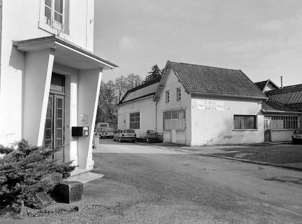 Ateliers de fabrication sud depuis le bâtiment des bureaux. © Région Bourgogne-Franche-Comté, Inventaire du patrimoine