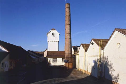 Vue d'ensemble depuis le sud : magasin industriel, réservoir industriel, cheminée et entrepôt industriel. © Région Bourgogne-Franche-Comté, Inventaire du patrimoine