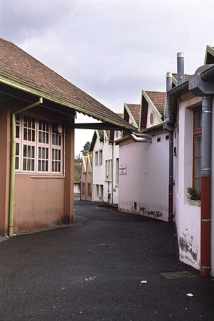 Passage entre les anciens entrepôts industriels et ateliers de fabrication. © Région Bourgogne-Franche-Comté, Inventaire du patrimoine