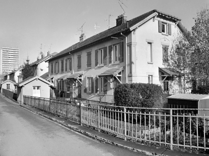 Une rue vue de trois quarts. © Région Bourgogne-Franche-Comté, Inventaire du patrimoine