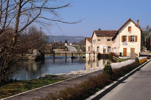 Ancien moulin depuis l'est. © Région Bourgogne-Franche-Comté, Inventaire du patrimoine Ancien moulin depuis l'est. © Région Bourgogne-Franche-Comté, Inventaire du patrimoine