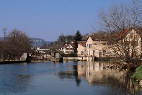 Vue d'ensemble de l'ancien moulin depuis l'est. © Région Bourgogne-Franche-Comté, Inventaire du patrimoine Vue d'ensemble de l'ancien moulin depuis l'est. © Région Bourgogne-Franche-Comté, Inventaire du patrimoine
