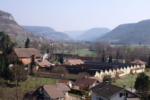 Vue d'ensemble depuis l'ouest. © Région Bourgogne-Franche-Comté, Inventaire du patrimoine Vue d'ensemble depuis l'ouest. © Région Bourgogne-Franche-Comté, Inventaire du patrimoine
